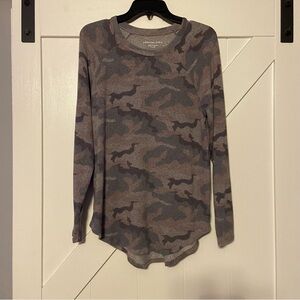 American Eagle camouflage Soft & Sexy Plush lightweight sweater. Very good cond.